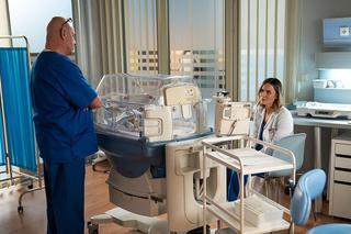 Na dobre i na złe odc. 912. Hania (Marta Żmuda Trzebiatowska), Stefan Tretter (Piotr Garlicki), syn Oleny i Michała - mały Czarek (Kajetan Szkopek)