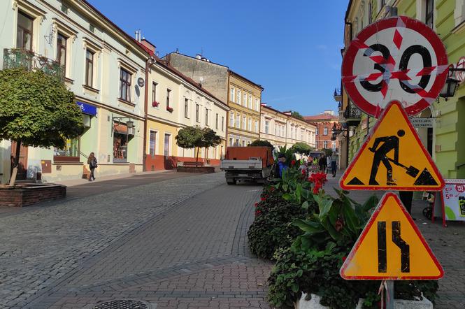 Klomby powstają na ulicy Wałowej w Tarnowie