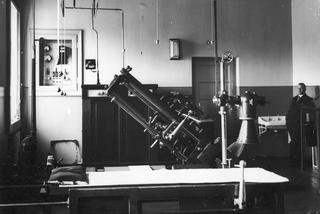 Sala z aparaturą medyczną w szpitalu w Białymstoku. 1930 rok