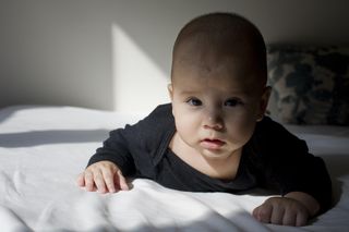 To ważne przy czworakowaniu. Zwróć uwagę, czy twoje dziecko ustawia tak dłonie