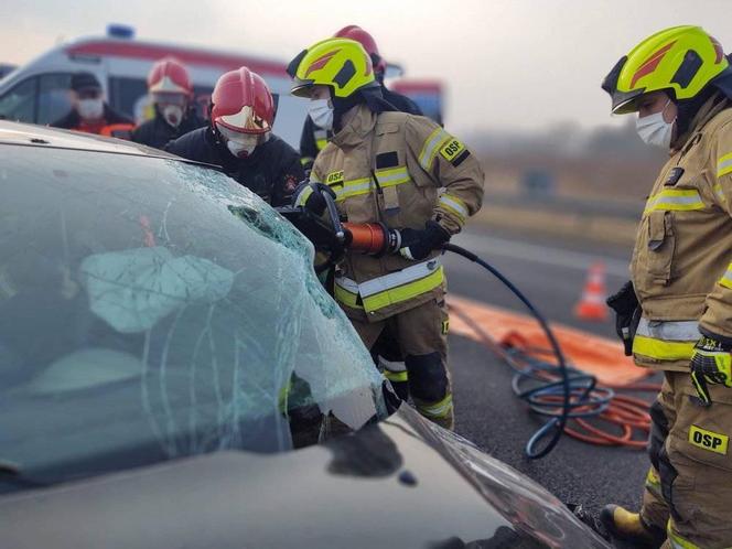 Dobrąg. Wypadek na DK 16. Kierująca BYŁA ZAKLESZCZONA w aucie [ZDJĘCIA]