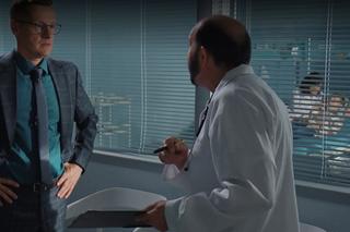 M jak miłość odc. 1682. Piotrek (Marcin Mroczek), Kinga (Katarzyna Cichopek), Misiek (Aleksander Bożyk), lekarz (Jerzy Mazur)