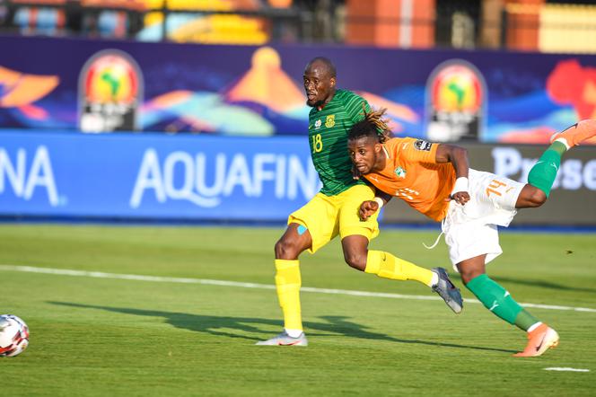 Jonathan Kodjia (pomarańczowa koszulka) strzelił zwycięskiego gola w pierwszym grupowym meczu, z RPA (1:0).