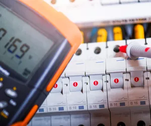 Zamrożenie cen prądu 2023 - dla kogo wyższe limity zużycia energii i dodatek elektryczny? Jakie będą ceny prądu po przekroczeniu limitu? 