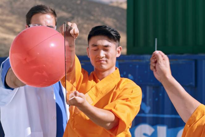 Mnich Shaolin przebija szybę igłą! Niesamowite wideo w zwolnionym tempie