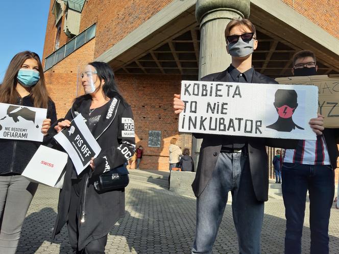 Protest pod kościołem św. Antoniego w Lesznie