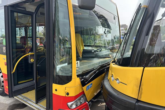 Czołowe zderzenie autobusu miejskiego z tramwajem. Kierowca zasłabł za kierownicą