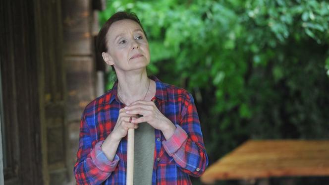 M jak miłość, odcinek 1459: Ela Olewicz (Ewa Domańska), sąsiadka Chodakowskich nad jeziorem