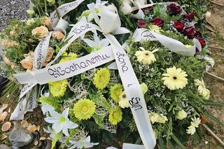 Policjant zginął od strzału w głowę. grób Roberta [GALERIA]