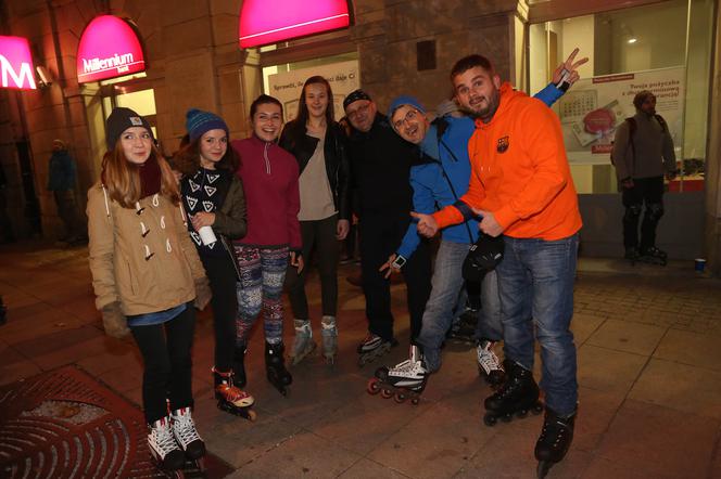 Nightskating. Warszawiacy przejechali stolicę na rolkach [Zdjęcia]