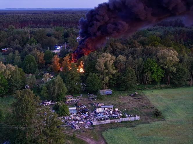 Kłęby czarnego dymu nad okolicą