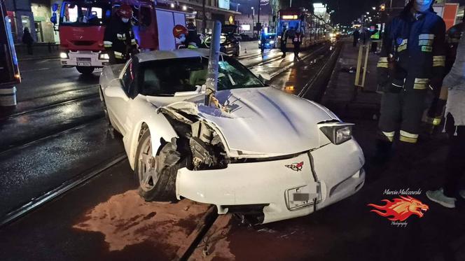 Pijany kierowca roztrzaskał swoje auto na słupie