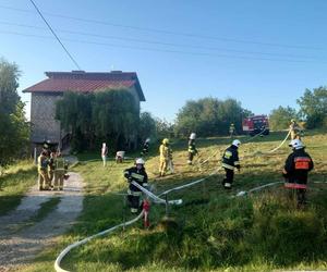 Tragiczny pożar domu jednorodzinnego pod Brzeskiem. Nie żyje jedna osoba