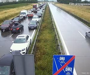 Jechali na A4 pod prąd korytarzem życia. Namierzyła ich policja.