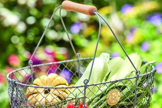 Owoce i warzywa w kuchni jako czasowa dekoracja – w drucianym koszyku