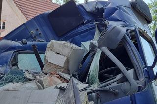 Ganek i balkon legły w gruzach. Kierowca został ranny 