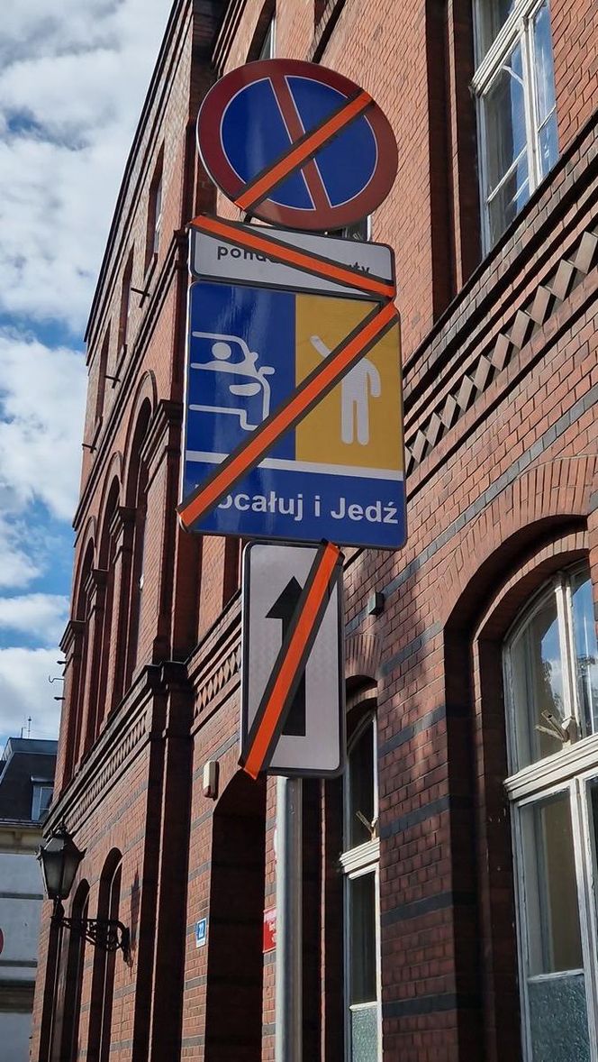 ​„Pocałuj i jedź”. Przy szkołach w Lesznie powstają specjalne strefy dla kierowców