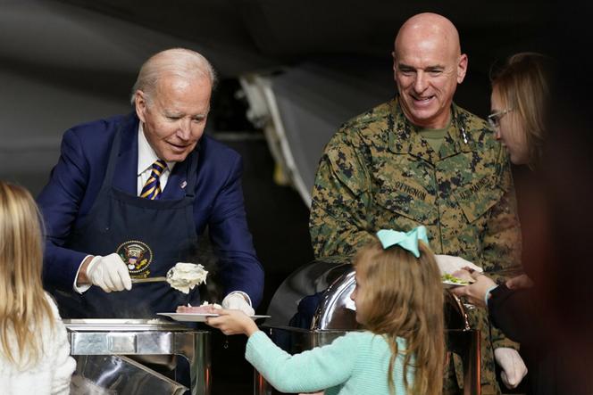 Specjalna ekipa serwuje jedzenie Joe Bidenowi