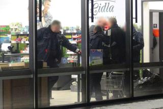 Makabra w Lidlu. Zamaskowany nożownik pociął dwie osoby. Agresor uciekł z miejsca zdarzenia