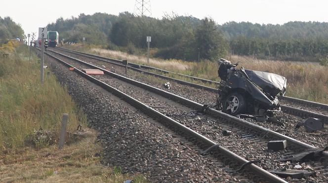  Pociąg staranował osobówkę