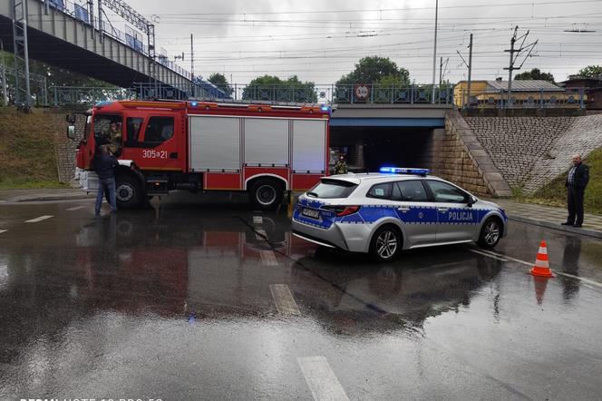 Potężna ulewa w Krakowie. Policja ostrzega przed utrudnieniami na tych ulicach