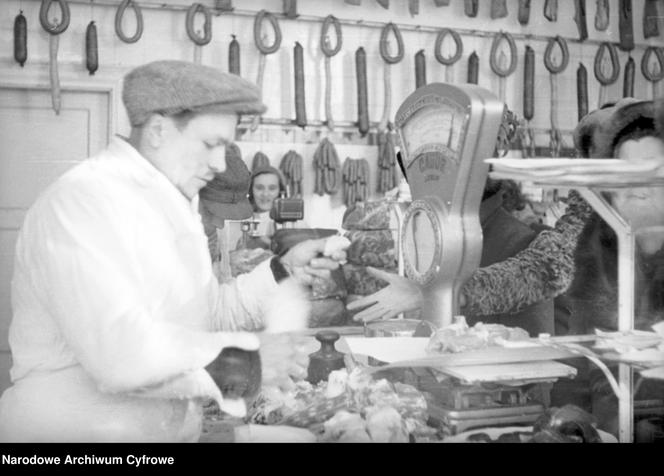 Na przełomie lat 60. i 70. XX w. największym powodzeniem cieszyła się pasztetowa i salceson. Krakowską, czy myśliwską kupowało się od święta