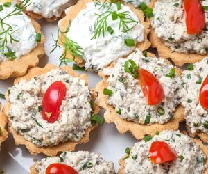 Babeczki nadziewane pastą pieczarkową i łososiową