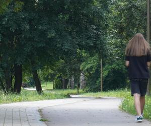 Wakacyjny spacer pod kładką nad wąwozem na Czubach. To jedno z najbardziej zielonych miejsc w Lublinie!