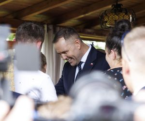 Karol i Marta Nawroccy na obiedzie u rodziny spod Kolbuszowej, na stole same smakołyki