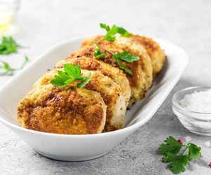 Z mięsa mielonego robię aromatyczne kotlety. Ich środek skrywa pyszną tajemnicę 