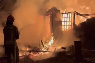 Kłęby dymu na Bielanach. Domek letniskowy stanął w płomieniach. Ranny mężczyzna