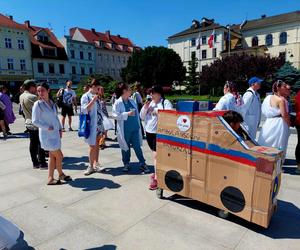 Bydgoscy studenci dotarli na juwenalia ambulansem. Był z kartonu, ale zabawa będzie najprawdziwsza!