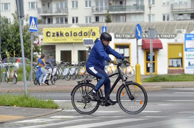 Ostatnie chwile przed wyborami: Trzaskowski na rowerze