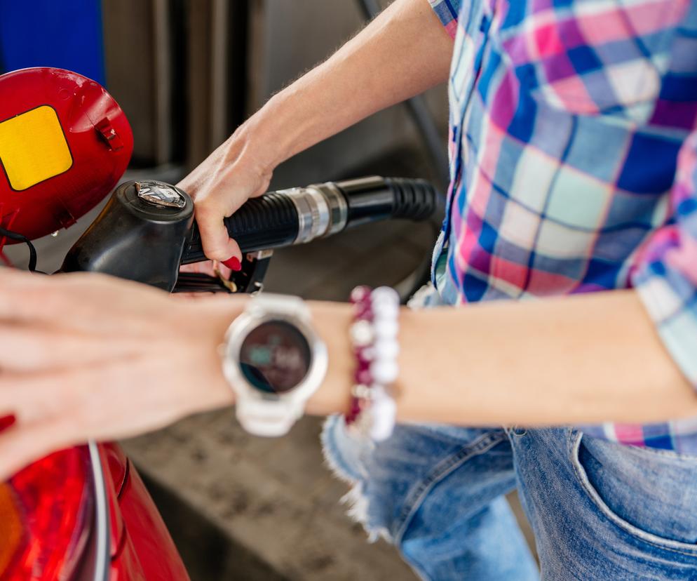 Zatankowała na stacji i odjechała zapominając o dwóch córkach. Brat też nie zauważył, bo siedział w smartfonie 