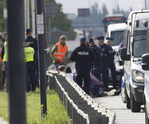 Aktywiści znów blokują Warszawę. Przykleili się do mostu, interweniowało pogotowie