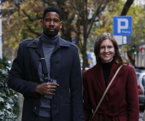 Wilfredo Leon przyłapany w centrum Warszawy z żoną na deszczowym spacerze. Ale klasa [ZDJĘCIA]