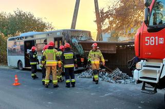 Autobus wjechał w posesję