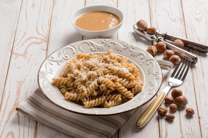 Pesto z orzechów laskowych do makaronu: łatwy przepis na orzechowy sos