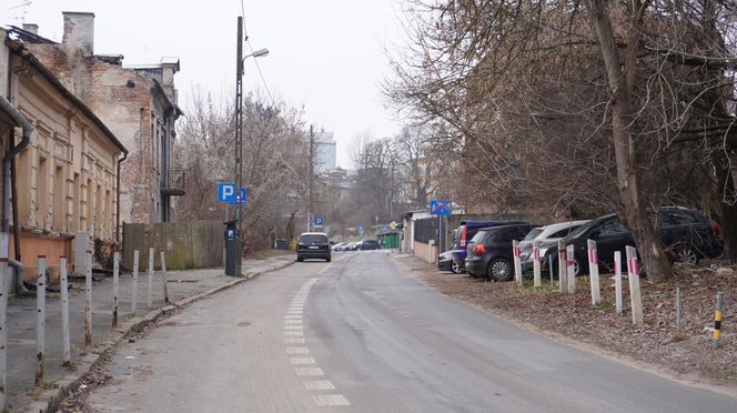 Na chodnik sypie się gruz. „Ruiny budynków wyglądają jakby właśnie w Lublinie skończyły się działania wojenne”. Co na to ratusz?