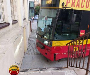 Łódź. Tramwaj wykoleił się po zderzeniu z autem. Zatrzymał się kilkanaście centymetrów przed budynkiem