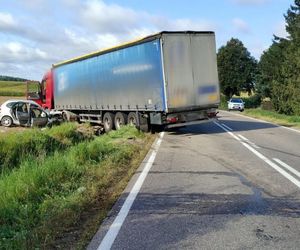 Tragiczny poranek. Kierowca osobówki nie miał szans po zderzeniu z ciężarówką!