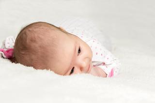 Jak pielęgnować główkę niemowlaka zimą?