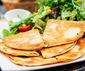 Naleśniki z kurczakiem i cukinią – danie, które zaskoczy smakiem. Świetny wybór, gdy szukasz czegoś nietypowego na obiad