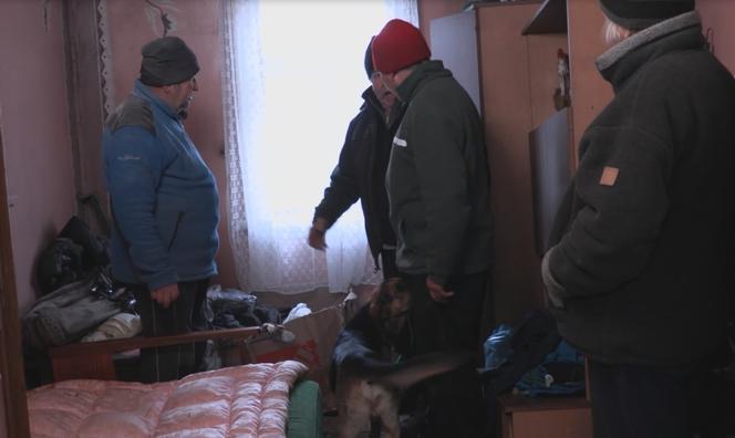 Rolnicy. Podlasie. Uszkodzone okno w domu Gienka i Andrzeja z Plutycz. Walek przybył na pomoc