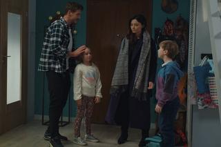 M jak miłość, odc. 1725. Iza (Adriana Kalska), Szymek (Staś Szczypiński), Maja (Laura Jankowska), Marcin (Mikołaj Roznerski)