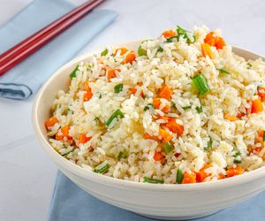 Ryż smażony w warzywami jak z azjatyckiego baru