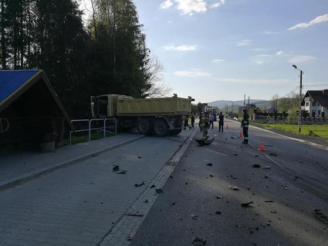 Potworny wypadek w Kasince Małej. Trzy osoby poszkodowane, jedna jest w stanie ciężkim