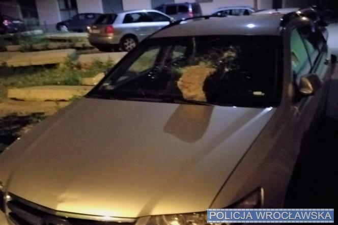 Zniszczone samochody na Nadodrzu. 36-latek rzucał w nie cegłami