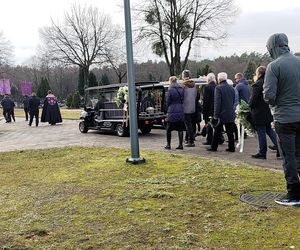 Pogrzeb tragicznie zmarłej rodziny z Namysłowa. Matka i syn spoczęli w jednym grobie. Ceremonia