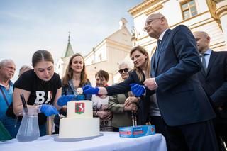 Krzysztof Żuk rozdawał tort na deptaku. Tak dziękował wyborcom
